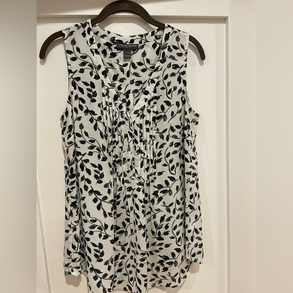 Maternity Size S Black and white print top. Can be worn for all trimesters.